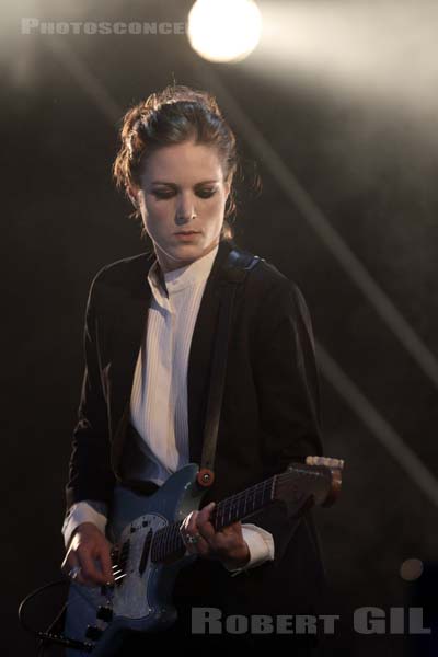 SAVAGES - 2015-08-16 - SAINT MALO - Fort de St Pere - Gemma Thompson